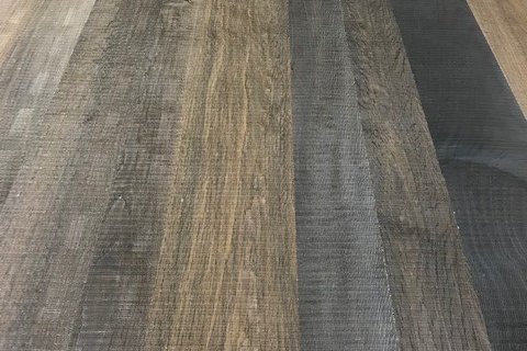 Panneau Rough Sawn en placage de chêne — aspect scié brut, teintes foncées