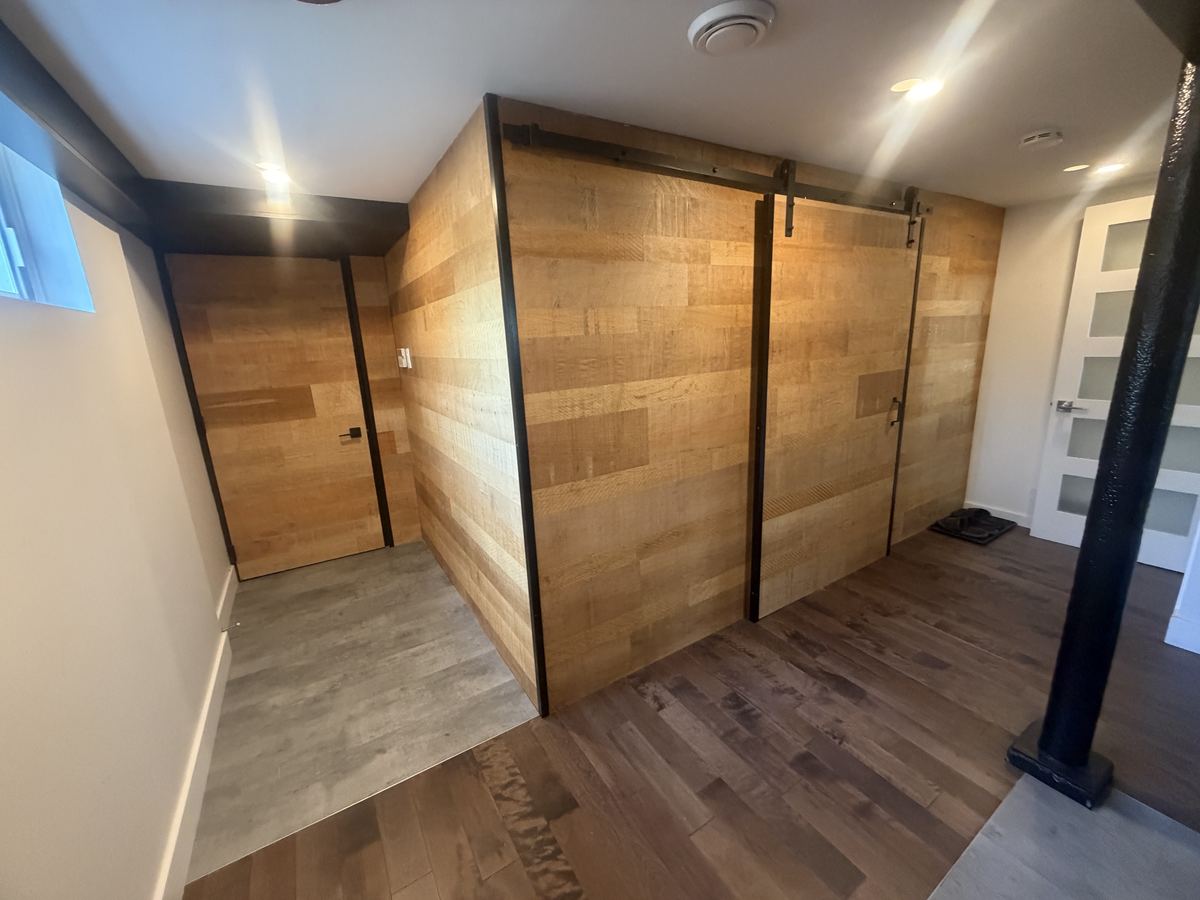 Réalisation en placage bois de style vintage — cloisons et portes coulissantes